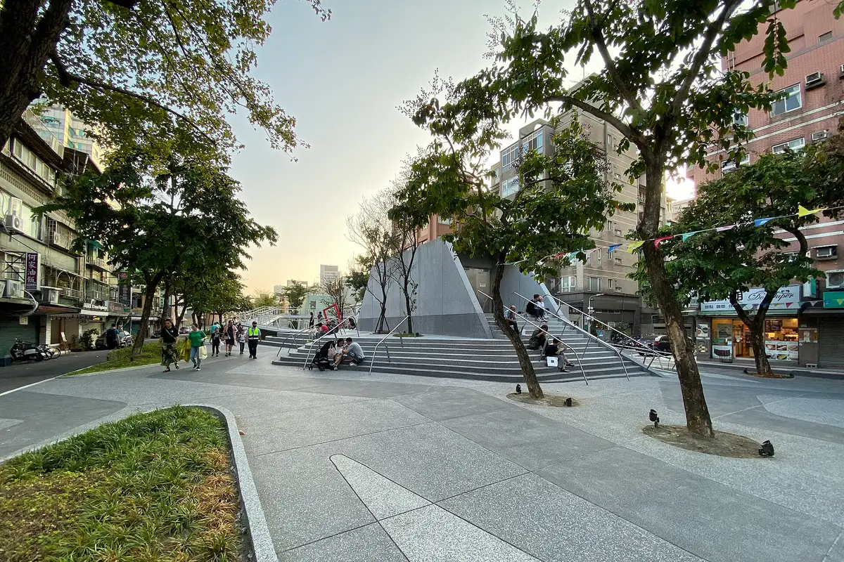 捷运中山站街区 心中山线形公园, 台北
